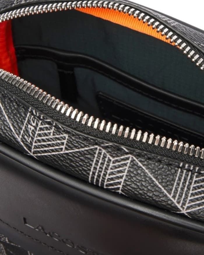 Bandolera Lacoste Vertical Camera Bag Monogram Noir NH4410LX H45 - Imagen 3