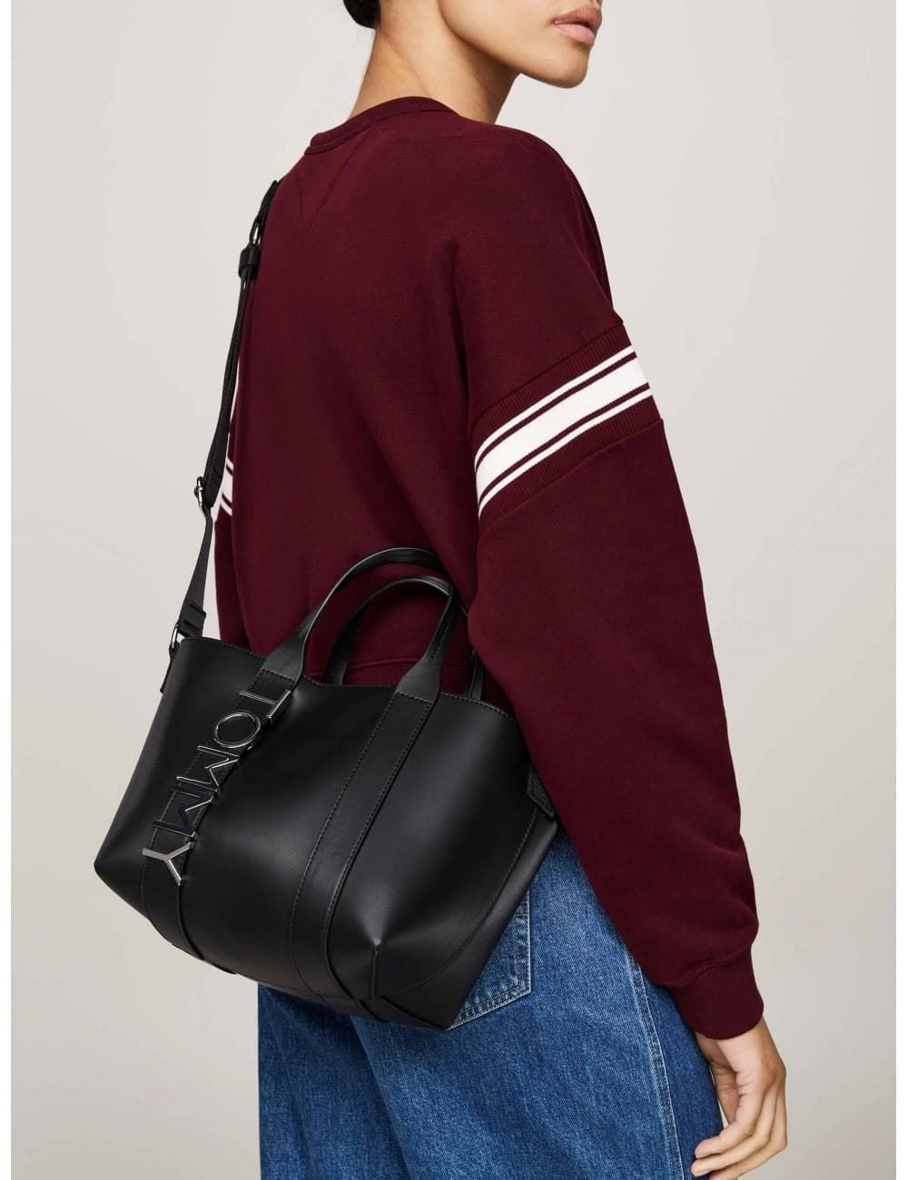 Bolso Tommy Jeans AW0AW17049 BDS negro - Imagen 9