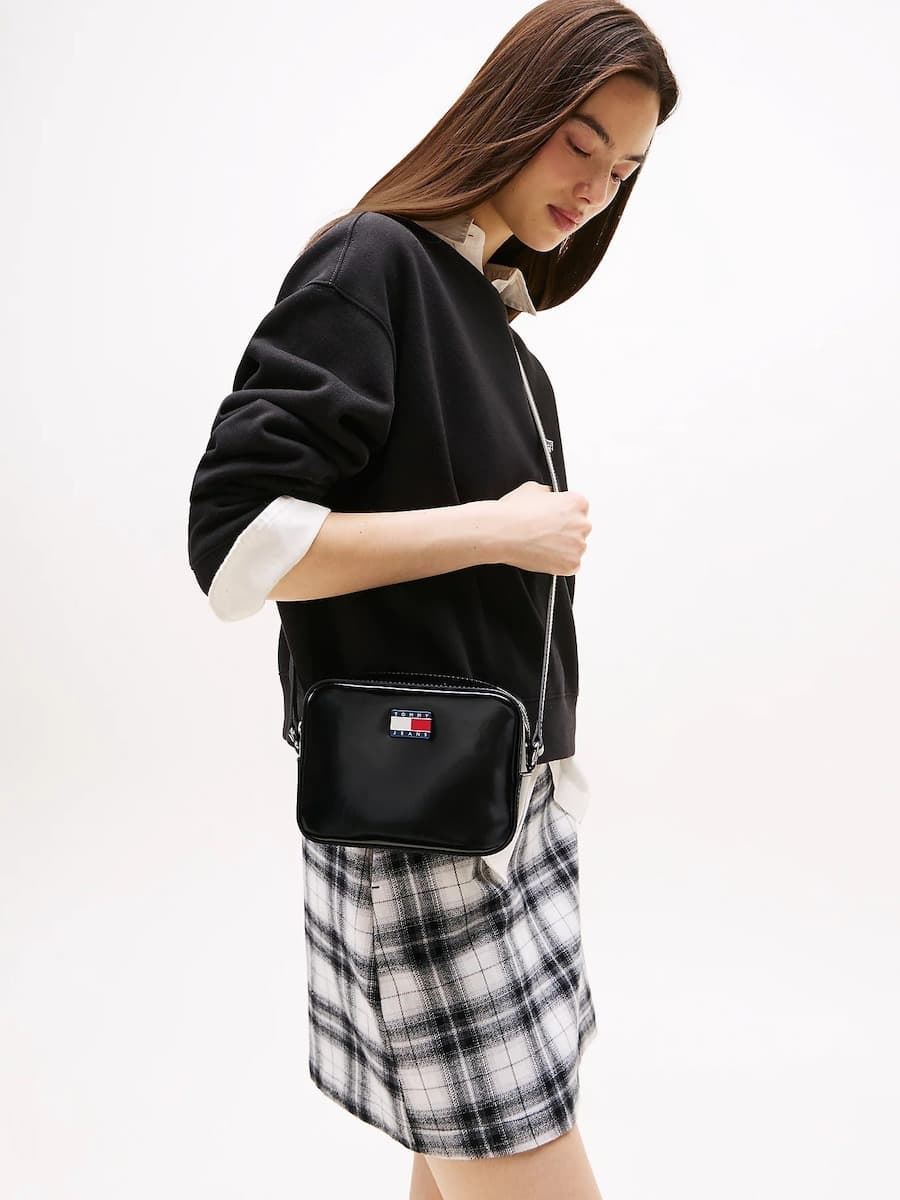 Bolso Tommy Jeans Tjw Must Camera Bag AW0AW17864 BDS - Imagen 4