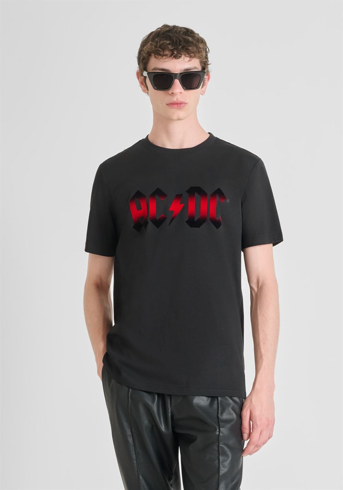 Camiseta ACDC Antony Morato Regular Fit MMKS02570 FA100240 9000 - Imagen 1