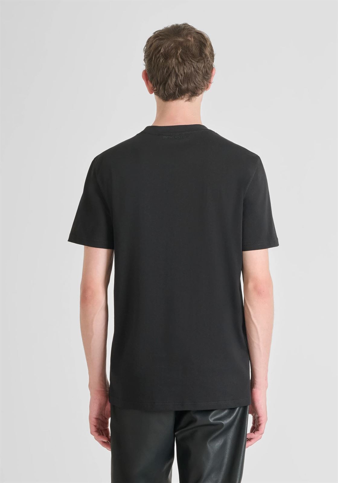 Camiseta ACDC Antony Morato Regular Fit MMKS02570 FA100240 9000 - Imagen 2
