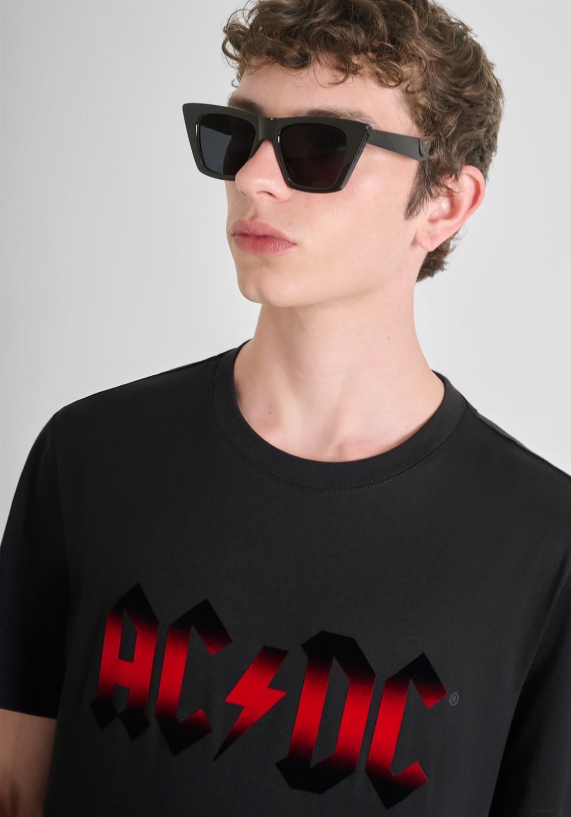 Camiseta ACDC Antony Morato Regular Fit MMKS02570 FA100240 9000 - Imagen 3