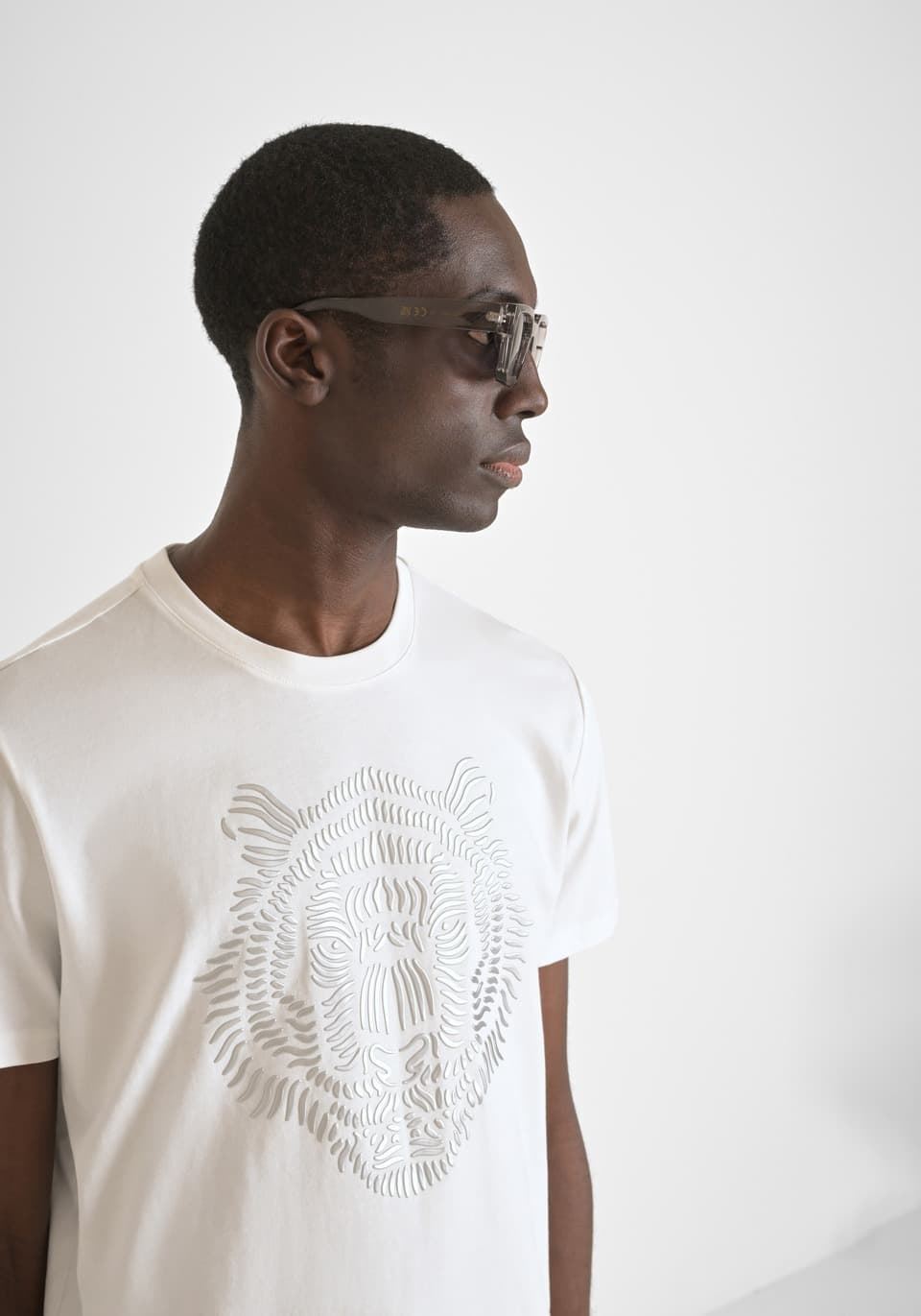 Camiseta Antony Morato MMKS02482 FA100240 1011 crema - Imagen 2