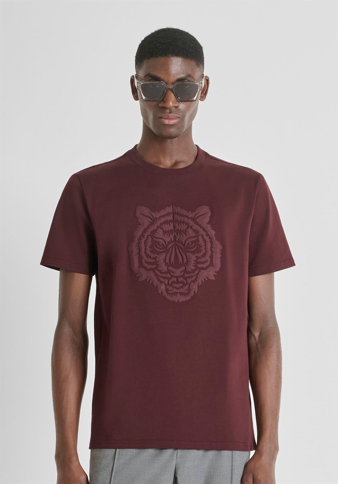 Camiseta Antony Morato Regular Fit Cereza Oscura MMKS02552 FA100258 5105 - Imagen 1
