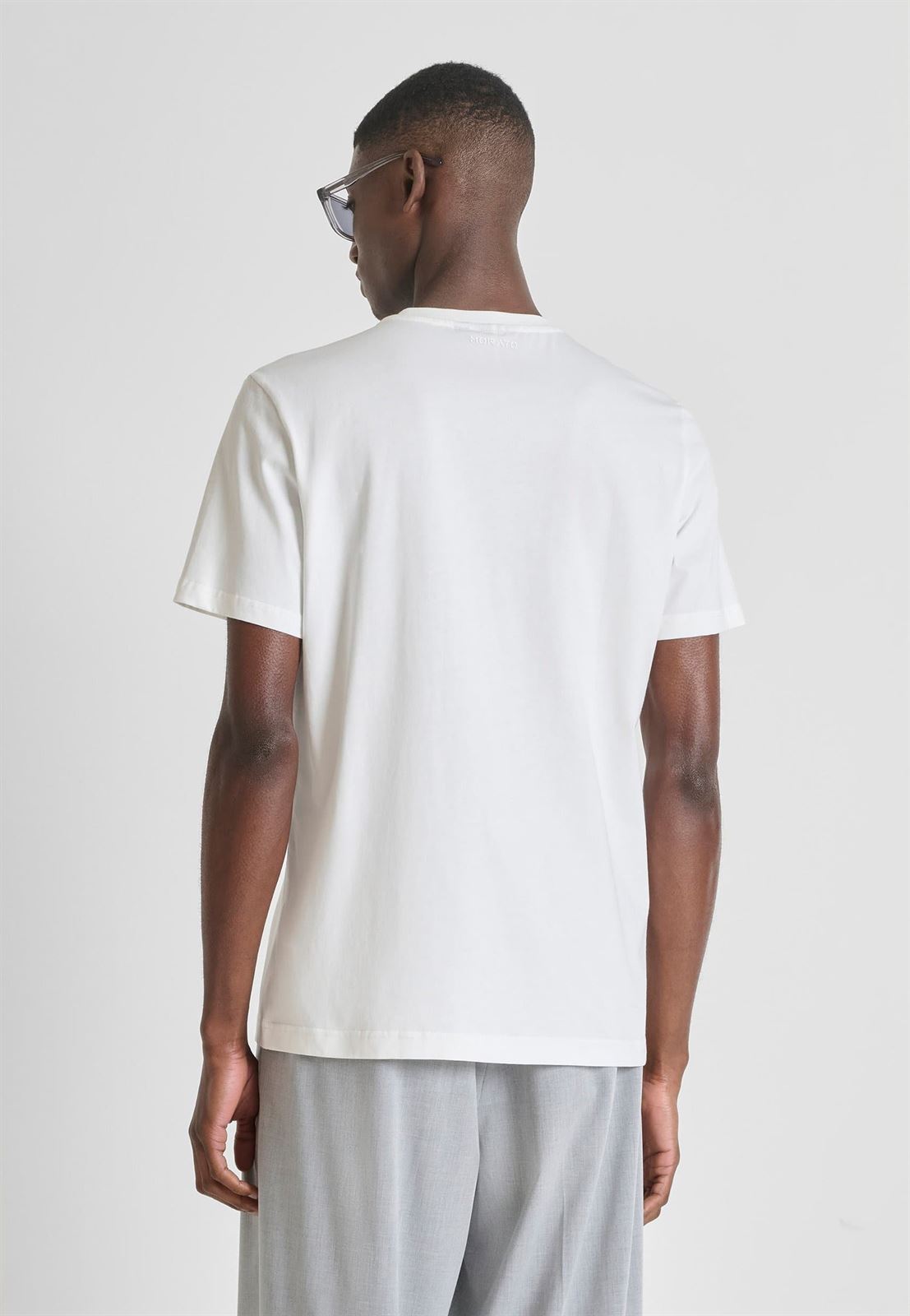 Camiseta Antony Morato Regular Fit Crema MMKS02619 FA100144 1011 - Imagen 2
