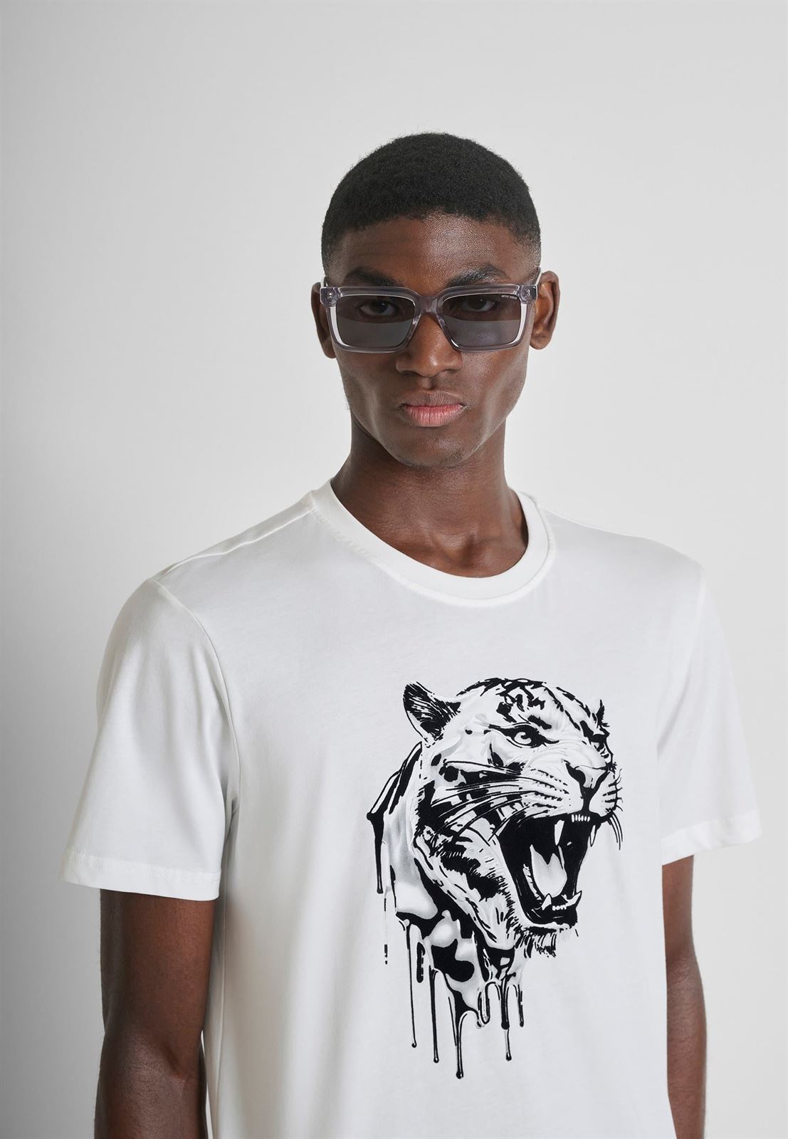 Camiseta Antony Morato Regular Fit Crema MMKS02619 FA100144 1011 - Imagen 3
