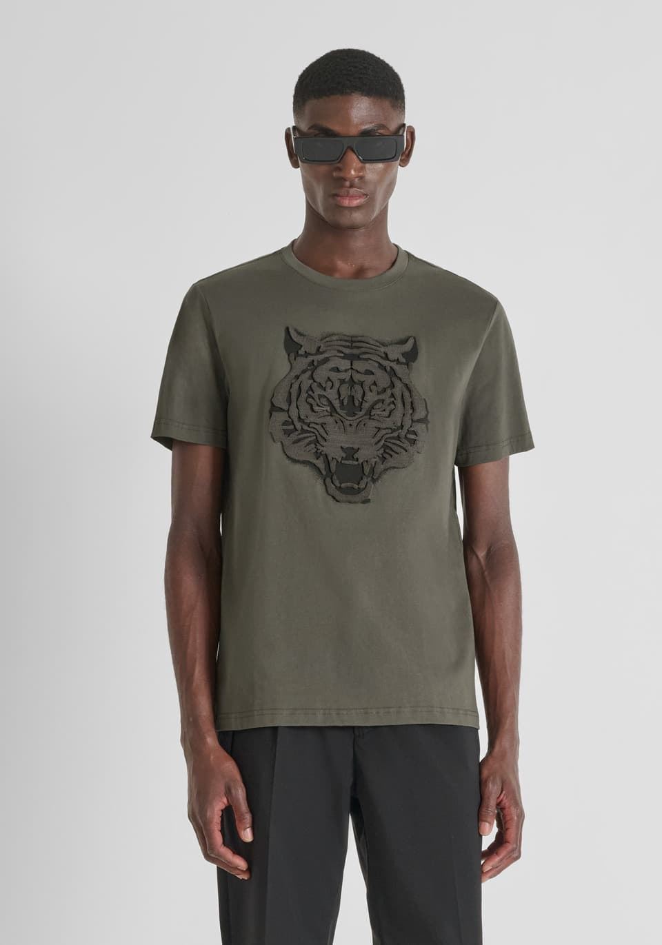 Camiseta Antony Morato Regular fit Dark Army MMKS02561 FA100240 4089 - Imagen 1