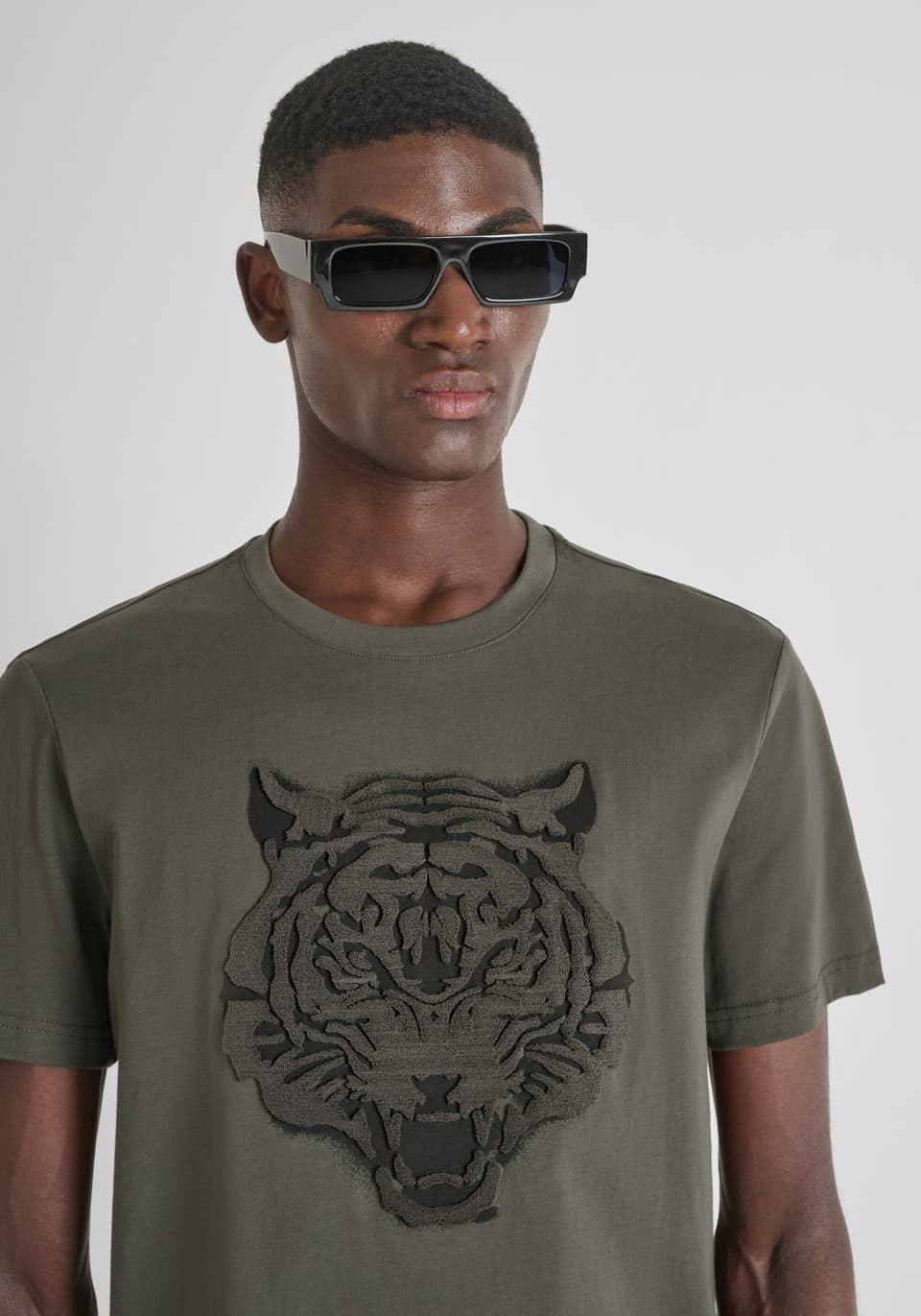 Camiseta Antony Morato Regular fit Dark Army MMKS02561 FA100240 4089 - Imagen 3
