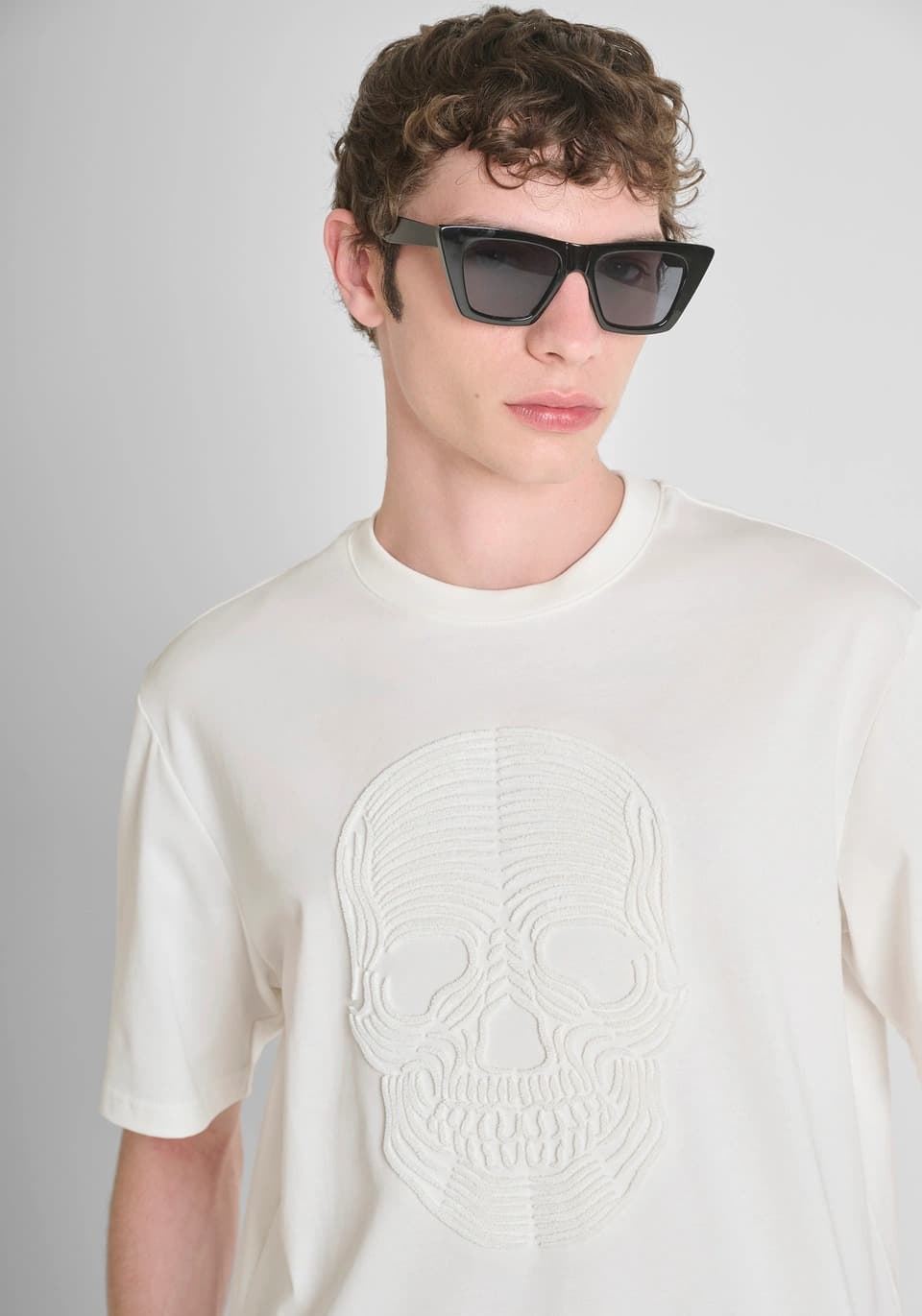 Camiseta Antony Morato Relaxed Fit crema MMKS02544 FA100239 1011 - Imagen 1