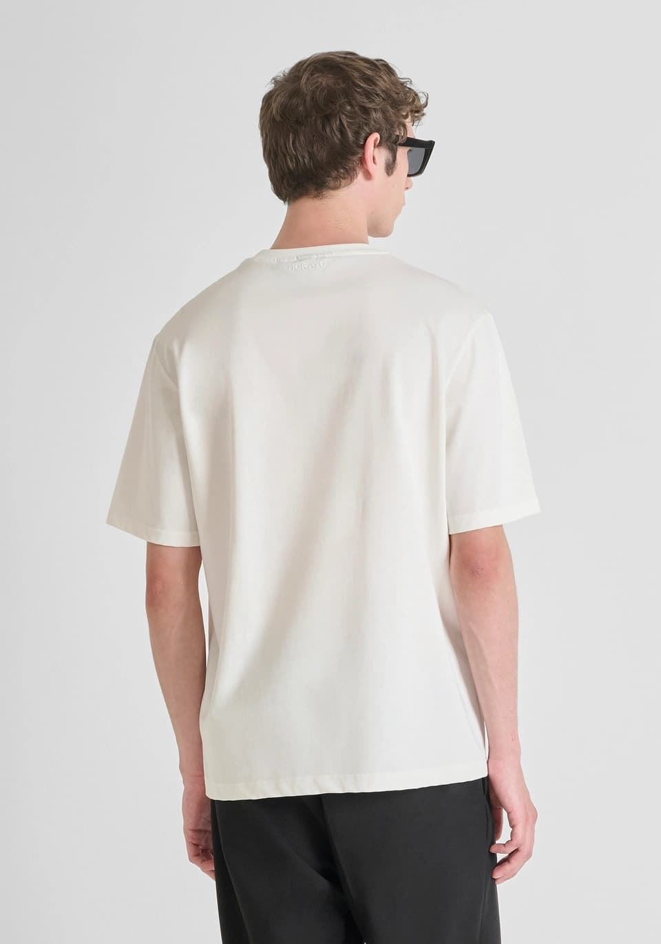 Camiseta Antony Morato Relaxed Fit crema MMKS02544 FA100239 1011 - Imagen 3