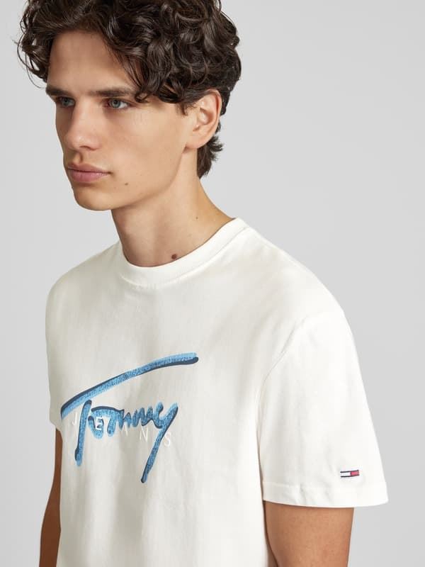 Camiseta Blanca Tommy Jeans Reg Rwb Signature Tee Ecru - Imagen 3