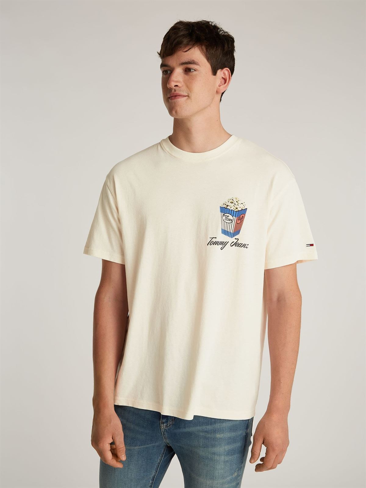Camiseta Color Arena Tommy Jeans Tjm Rlx Novelty 2 Gmd TEE Ancient White - Imagen 3