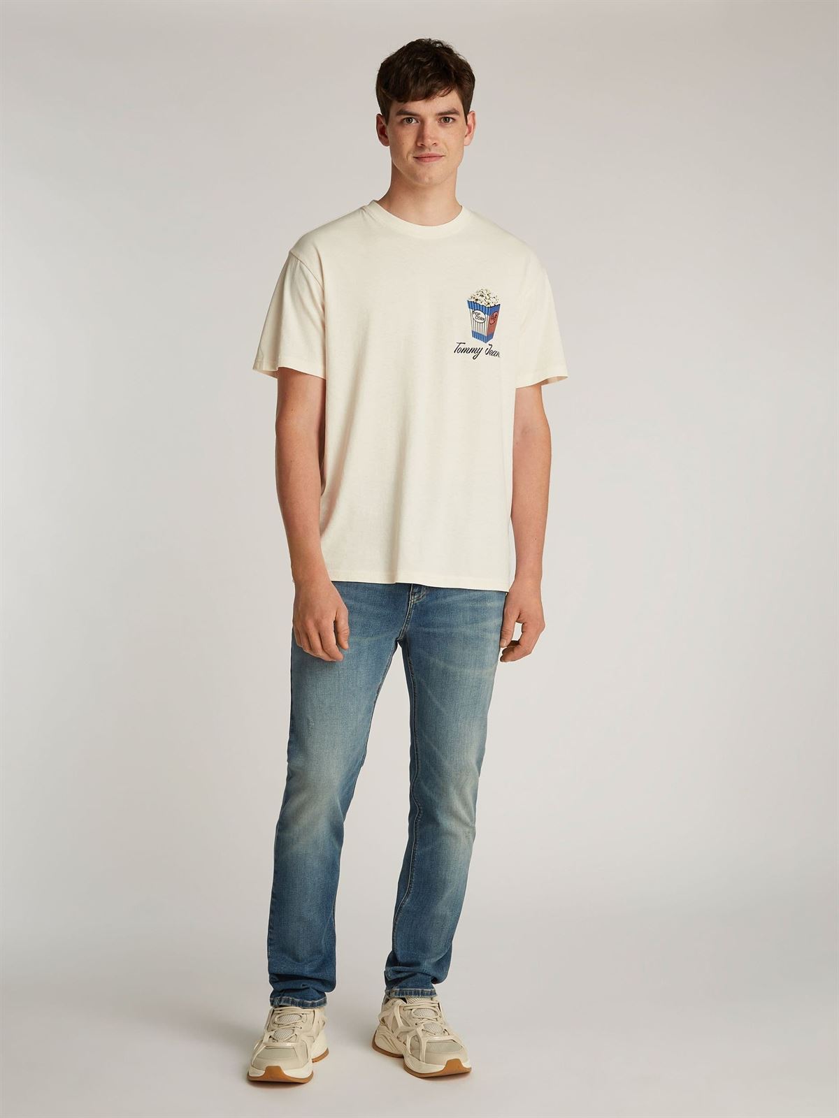 Camiseta Color Arena Tommy Jeans Tjm Rlx Novelty 2 Gmd TEE Ancient White - Imagen 4