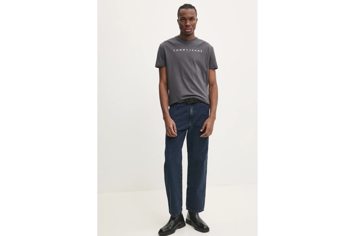 Camiseta Gris Oscuro Tommy Jeans Tjm Reg Linear Logo - Imagen 6