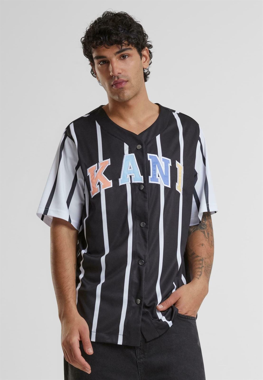 Camiseta Karl Kani 6033552 KM241-040-2 sERIF STRIPED BLOCK BASEBALL BLACK/WHITE - Imagen 1