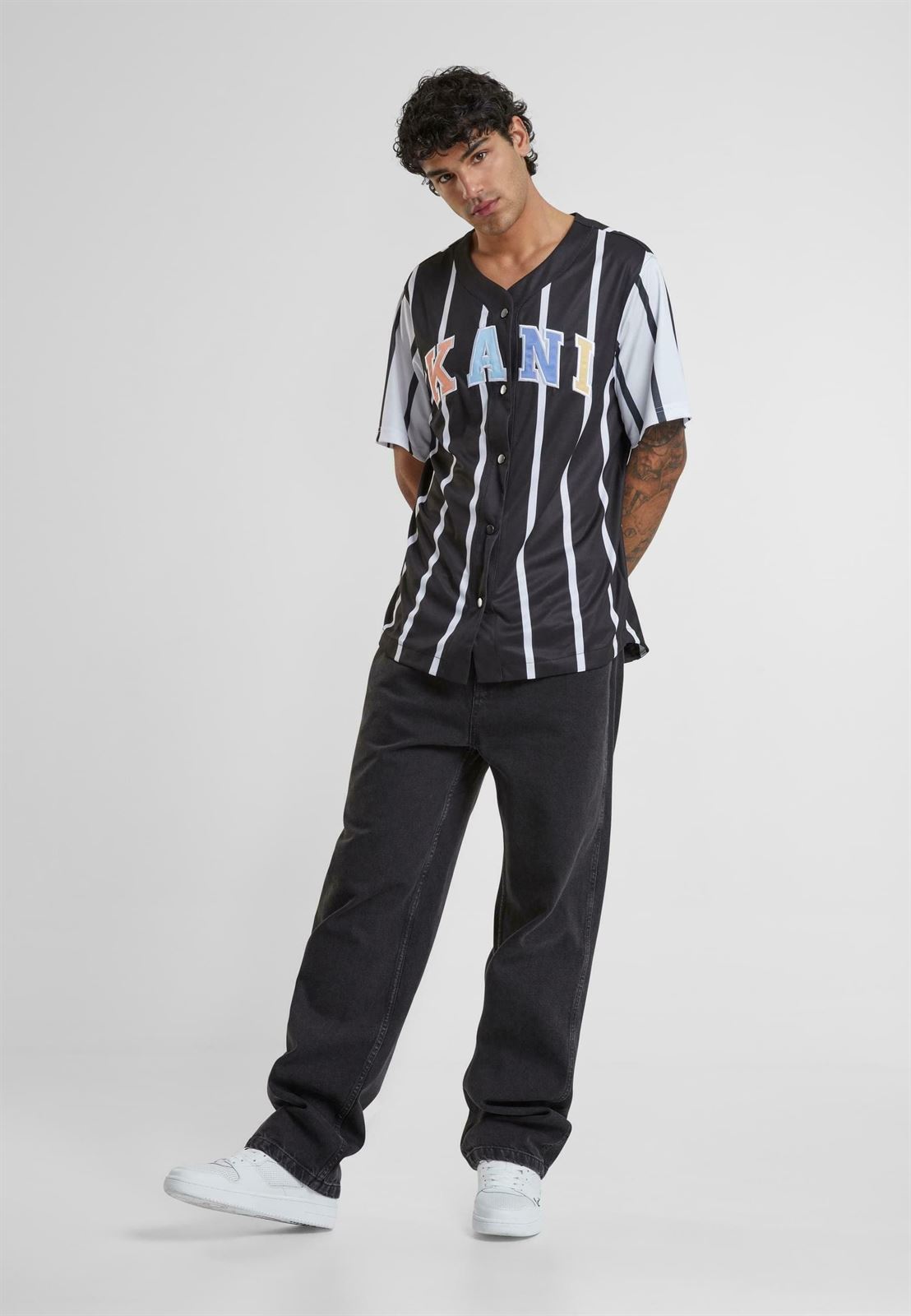 Camiseta Karl Kani 6033552 KM241-040-2 sERIF STRIPED BLOCK BASEBALL BLACK/WHITE - Imagen 2