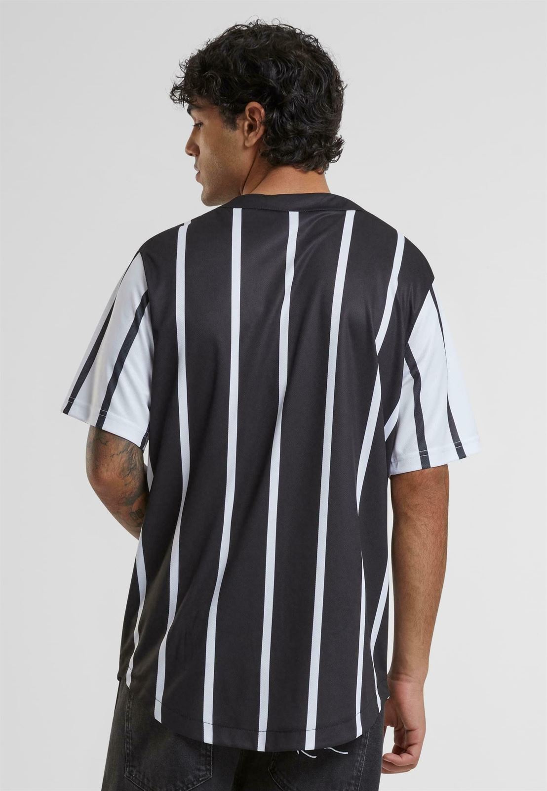Camiseta Karl Kani 6033552 KM241-040-2 sERIF STRIPED BLOCK BASEBALL BLACK/WHITE - Imagen 3