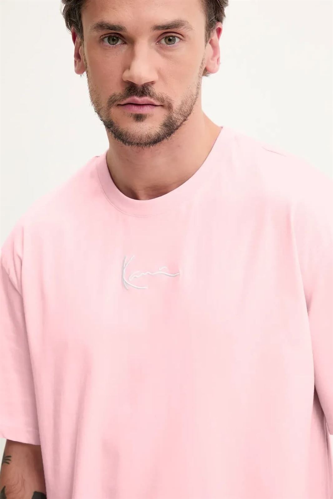 Camiseta Karl Kani Small Signature Esse 60300337 pink - Imagen 3
