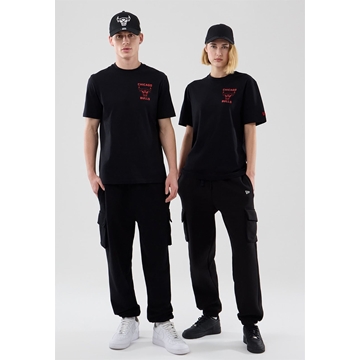 Camiseta NEW ERA 60897396 NBA Court Graphc Reg Tee Chicago Bulls Black - Imagen 1