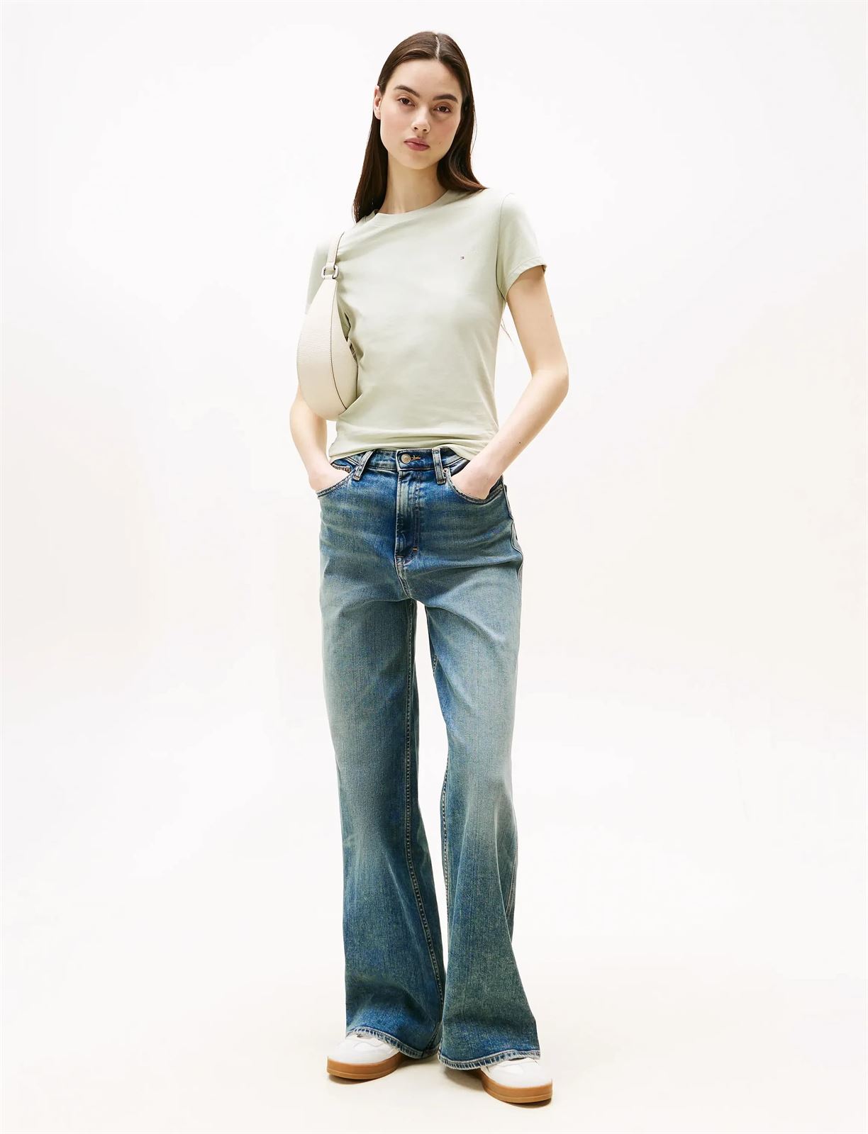 Camiseta Tommy Jans Misty Sage Tjw Slim Linear SS Tee DW0DW21164 M1C - Imagen 4