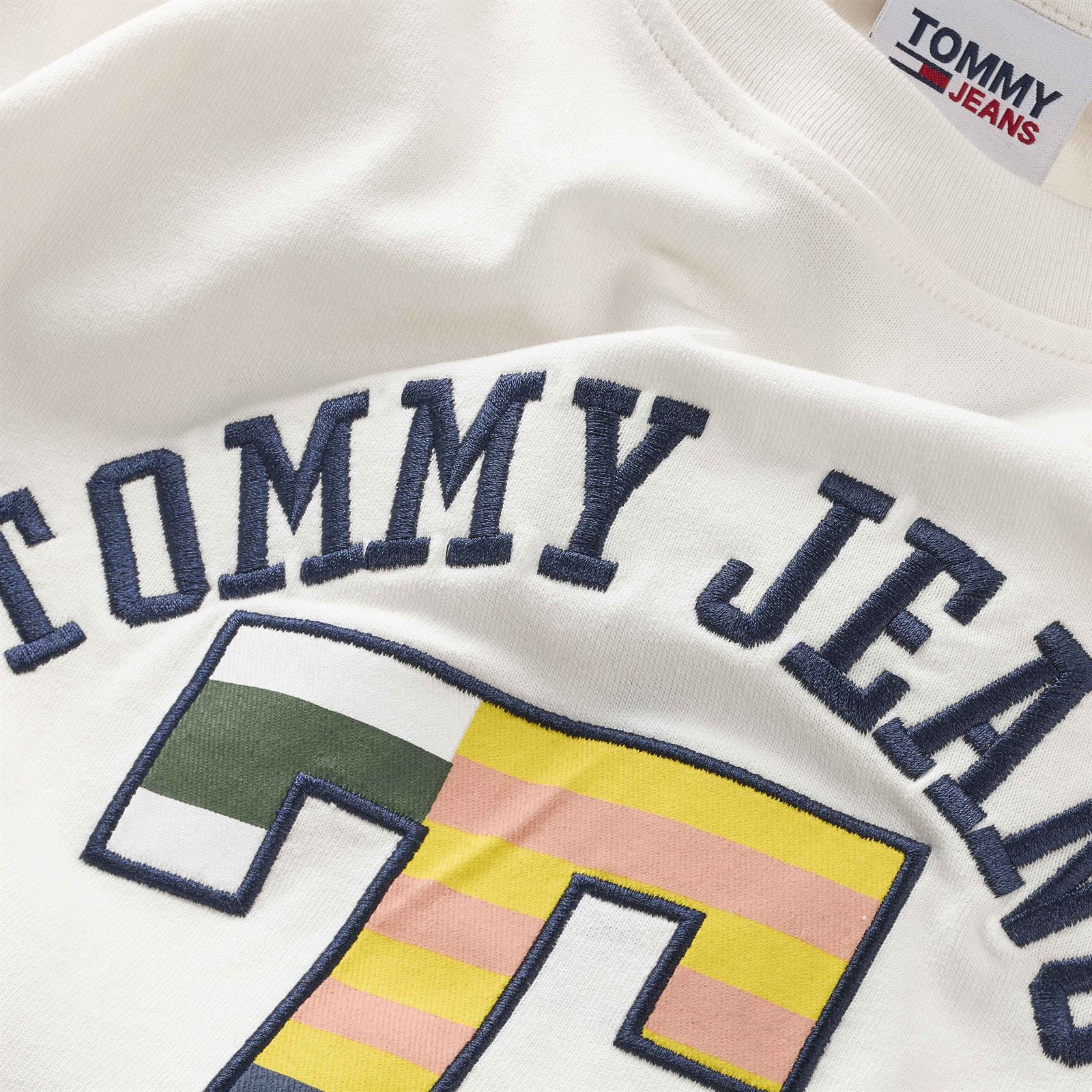 Camiseta TOMMY JEANS DM0DM16837 YBH ancient white - Imagen 2