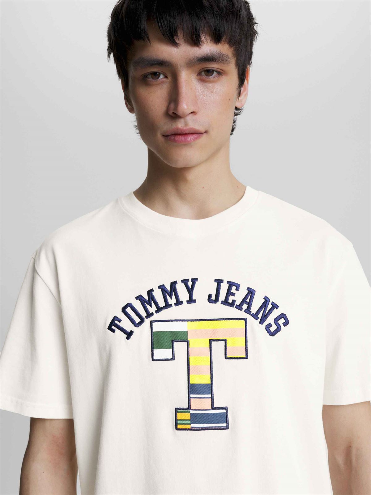 Camiseta TOMMY JEANS DM0DM16837 YBH ancient white - Imagen 6