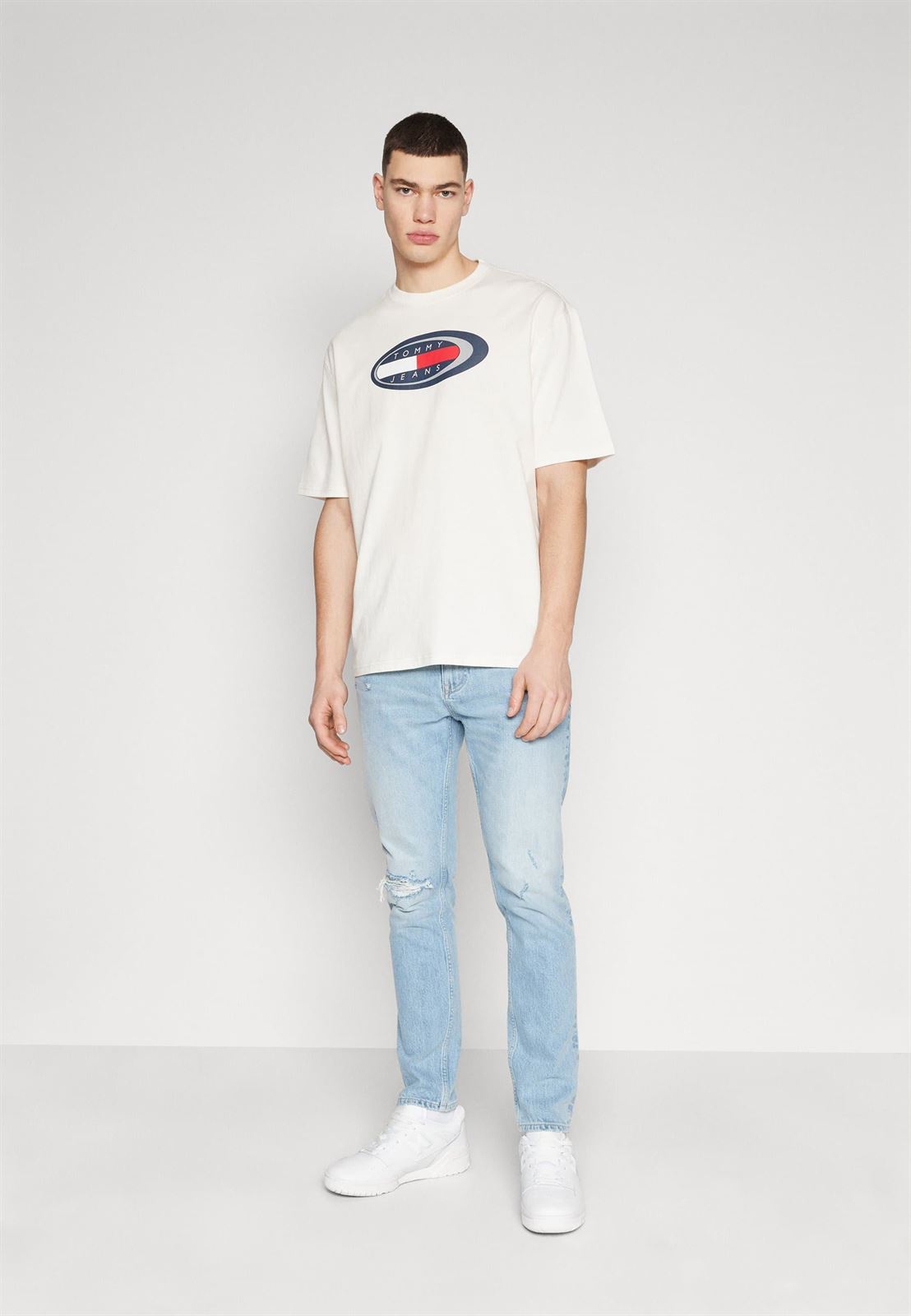 Camiseta Tommy Jeans DM0DM18586 YBH ancient white - Imagen 2