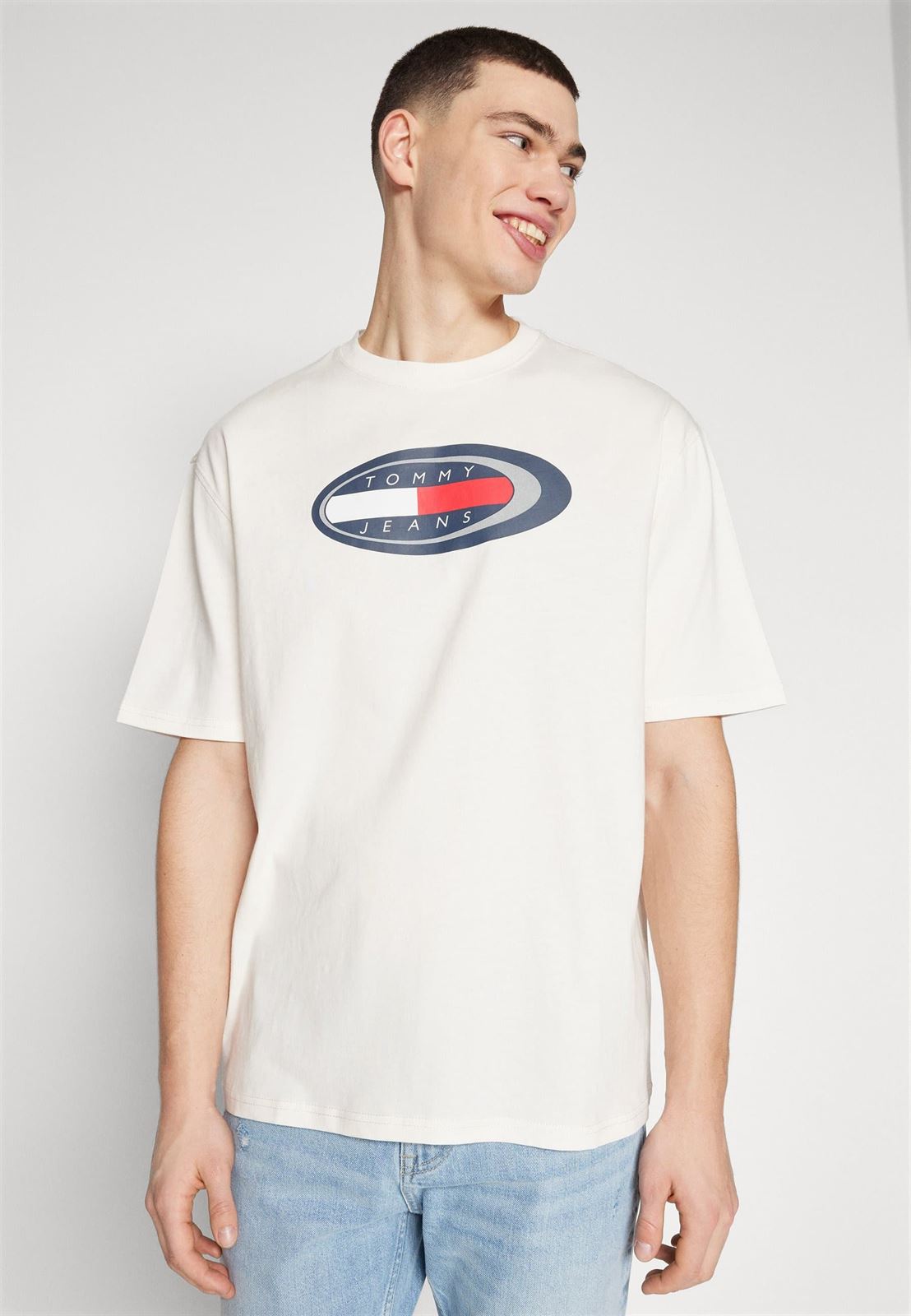 Camiseta Tommy Jeans DM0DM18586 YBH ancient white - Imagen 4