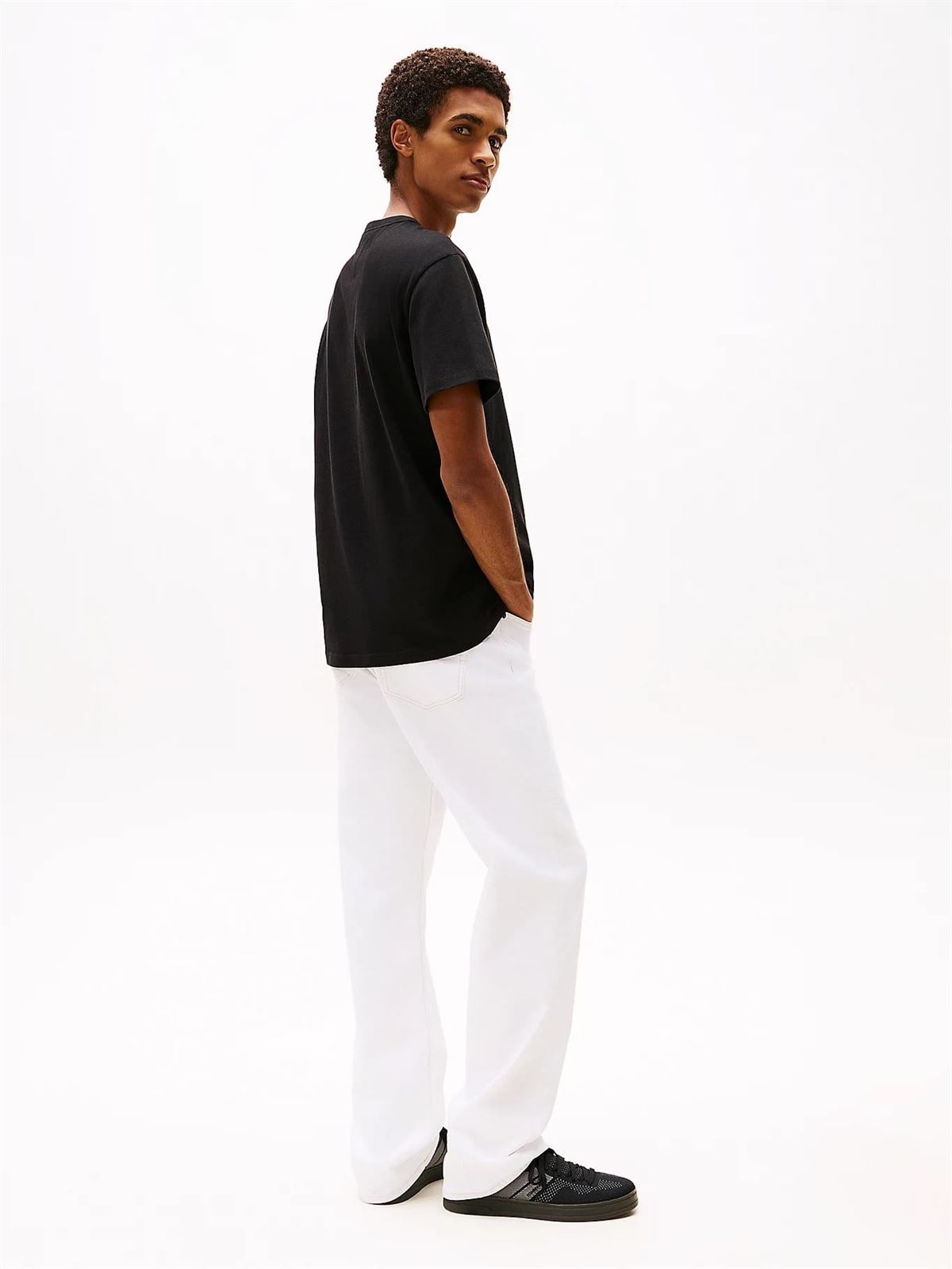 Camiseta TOMMY JEANS DM0DM20322 BDS Black - Imagen 4