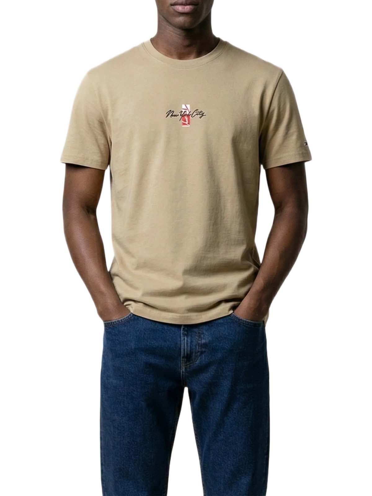 Camiseta TOMMY JEANS DM0DM22532 AB9 gentle gold - Imagen 1