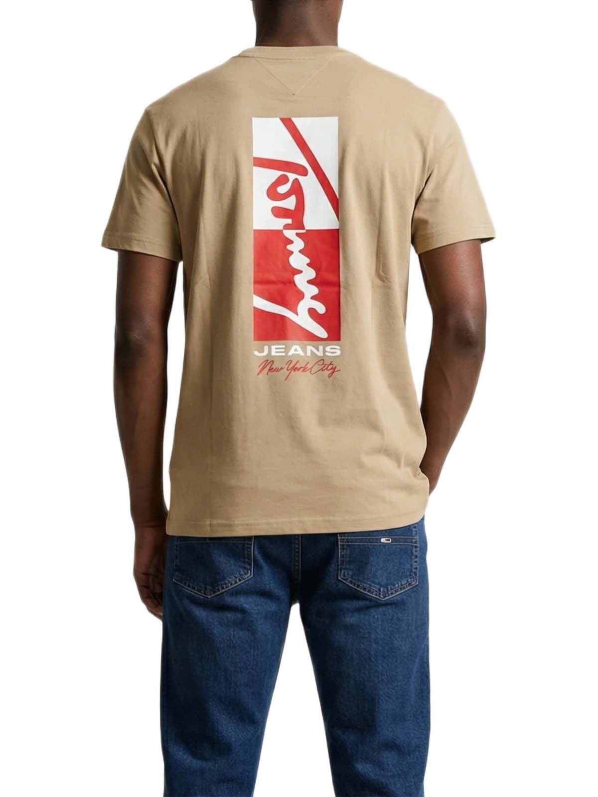 Camiseta TOMMY JEANS DM0DM22532 AB9 gentle gold - Imagen 2