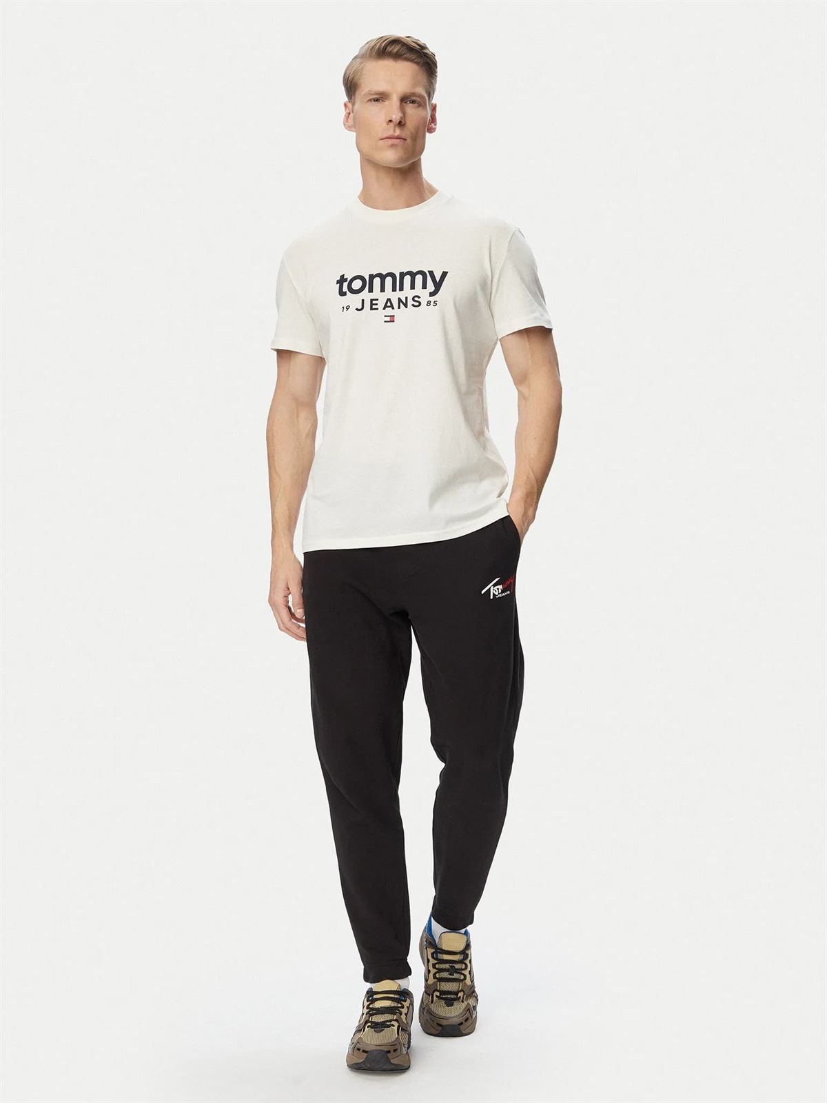 Camiseta Tommy Jeans DM0DM23376 YBH ANCIENT WHITE - Imagen 4