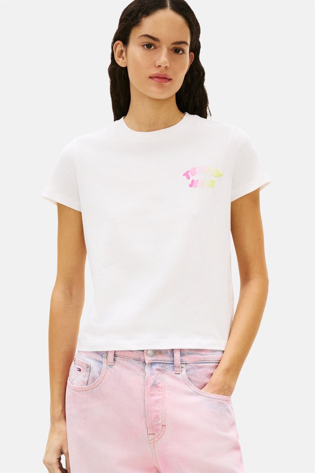 Camiseta TOMMY JEANS DW0DW22310 YBL Blanco - Imagen 3