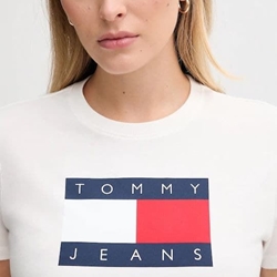 Camiseta TOMMY JEANS DW0DW22562 YBL ecru - Imagen 2