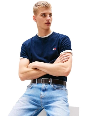 Camiseta Tommy Jeans Tjm Reg Badge Tee Dark Night Navy DM0DM20322 C1G - Imagen 2