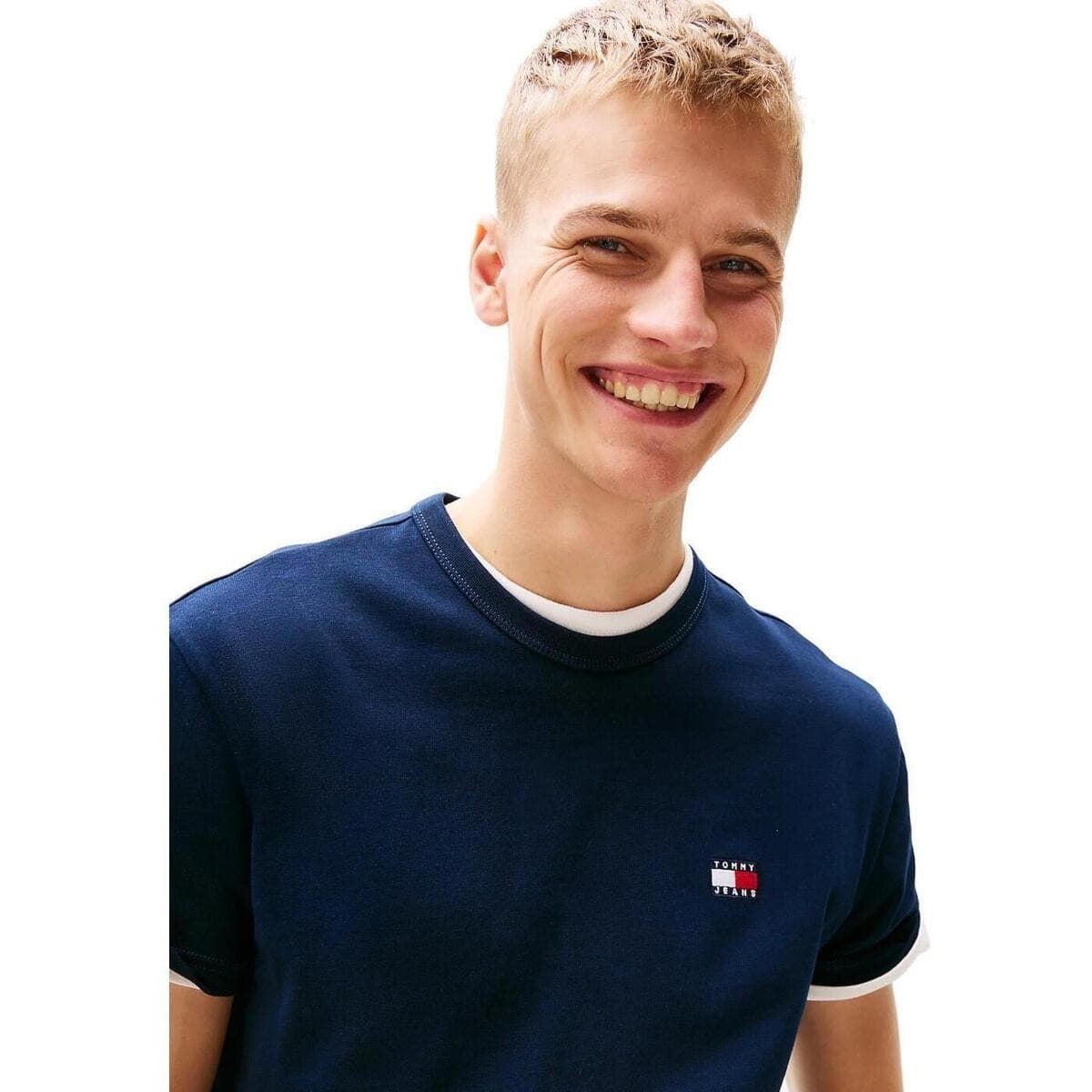 Camiseta Tommy Jeans Tjm Reg Badge Tee Dark Night Navy DM0DM20322 C1G - Imagen 3