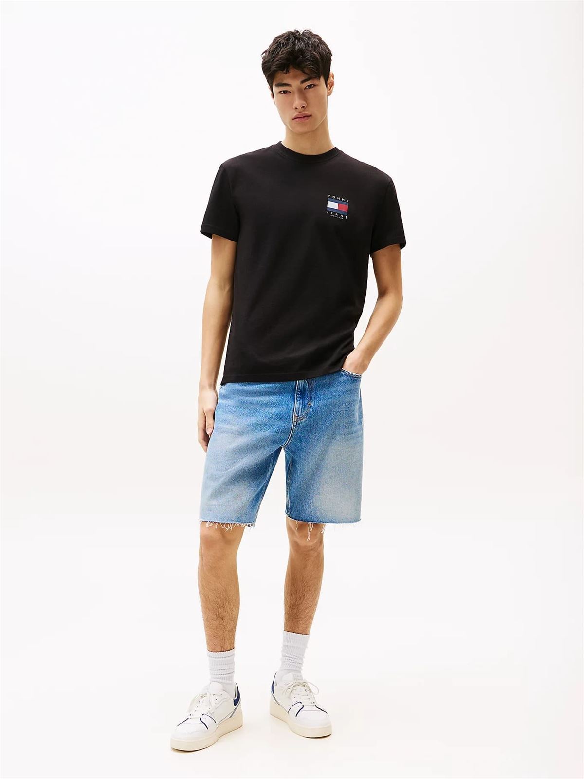 Camiseta Tommy Jeans Tjm Reg Flag Graph Black DM0DM21910 BDS - Imagen 3