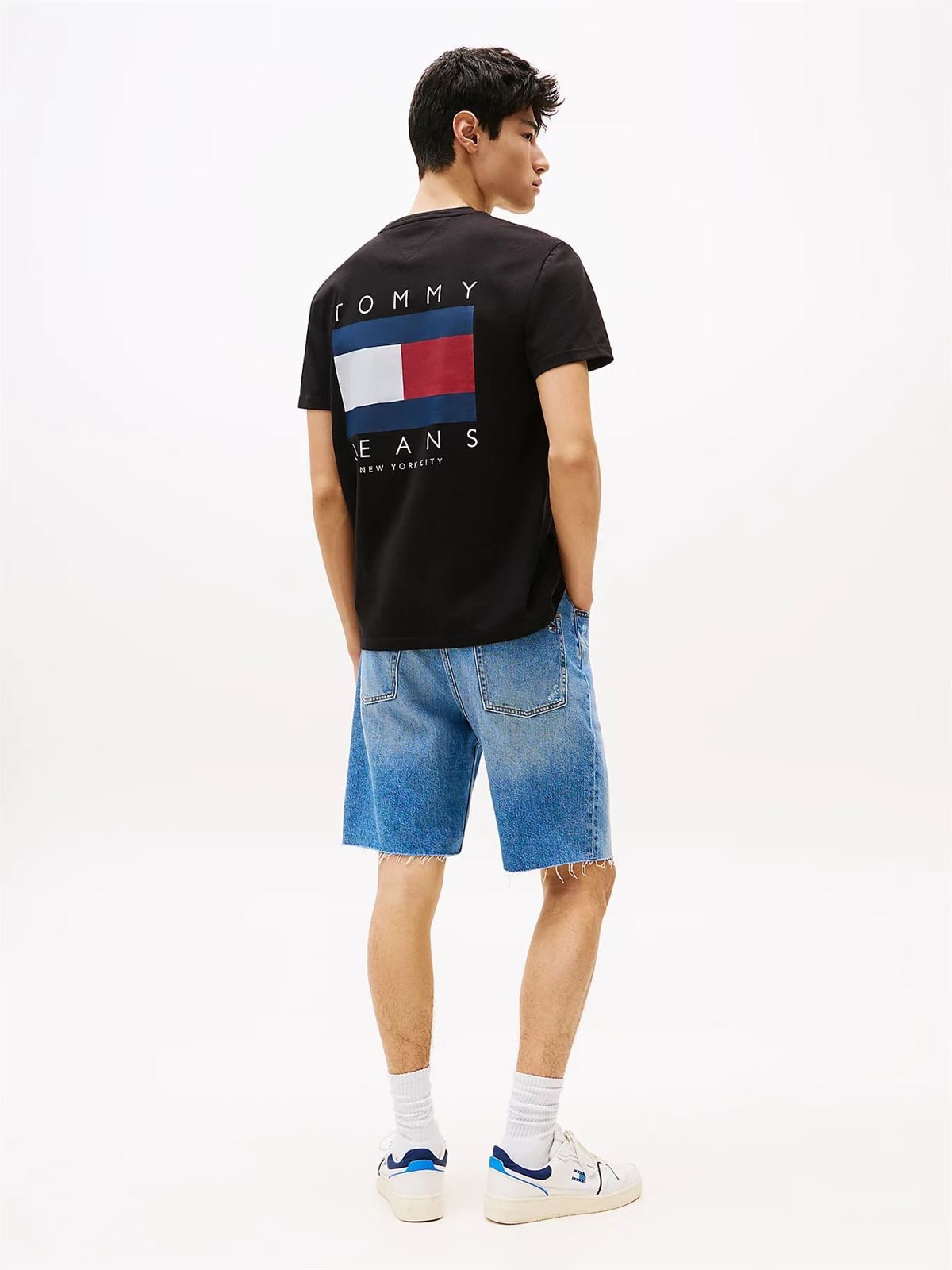 Camiseta Tommy Jeans Tjm Reg Flag Graph Black DM0DM21910 BDS - Imagen 4