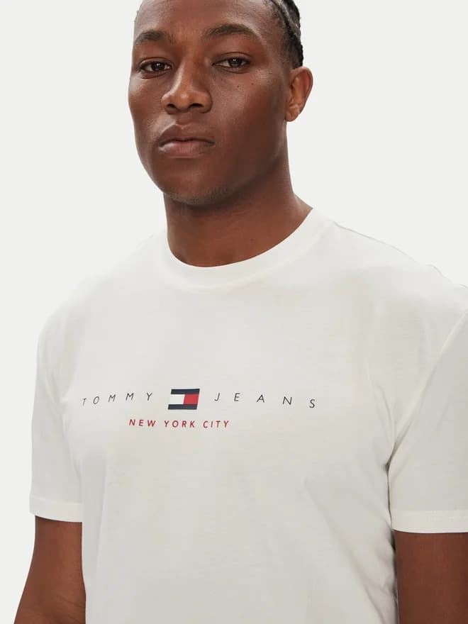 Camiseta Tommy Jeans Tjm Reg Flag Linear Ecru DM0DM21911 YBL - Imagen 4