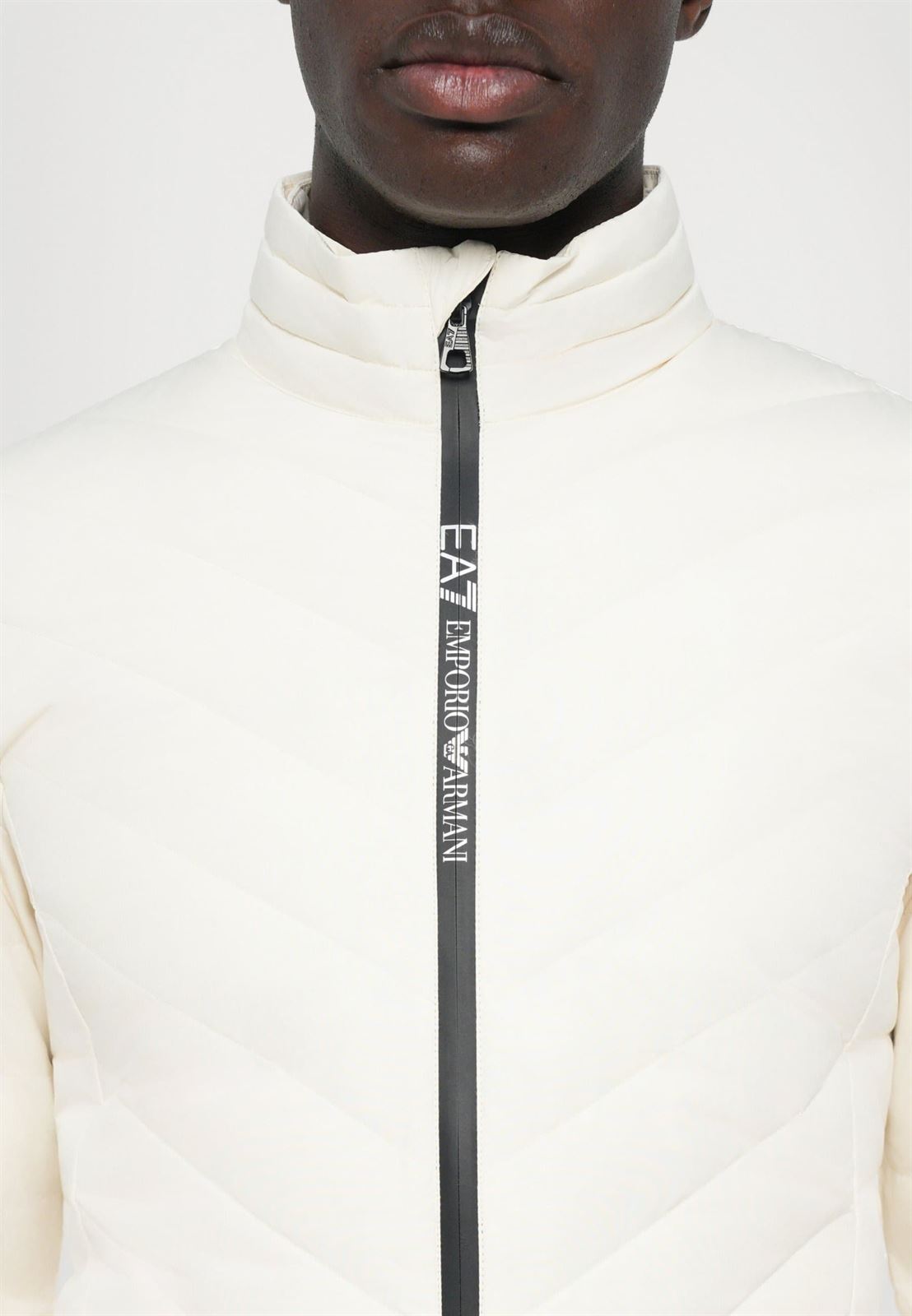 Cazadora Emporio Armani Vainille Ice 8NPB14 PNE1Z U1105 - Imagen 7