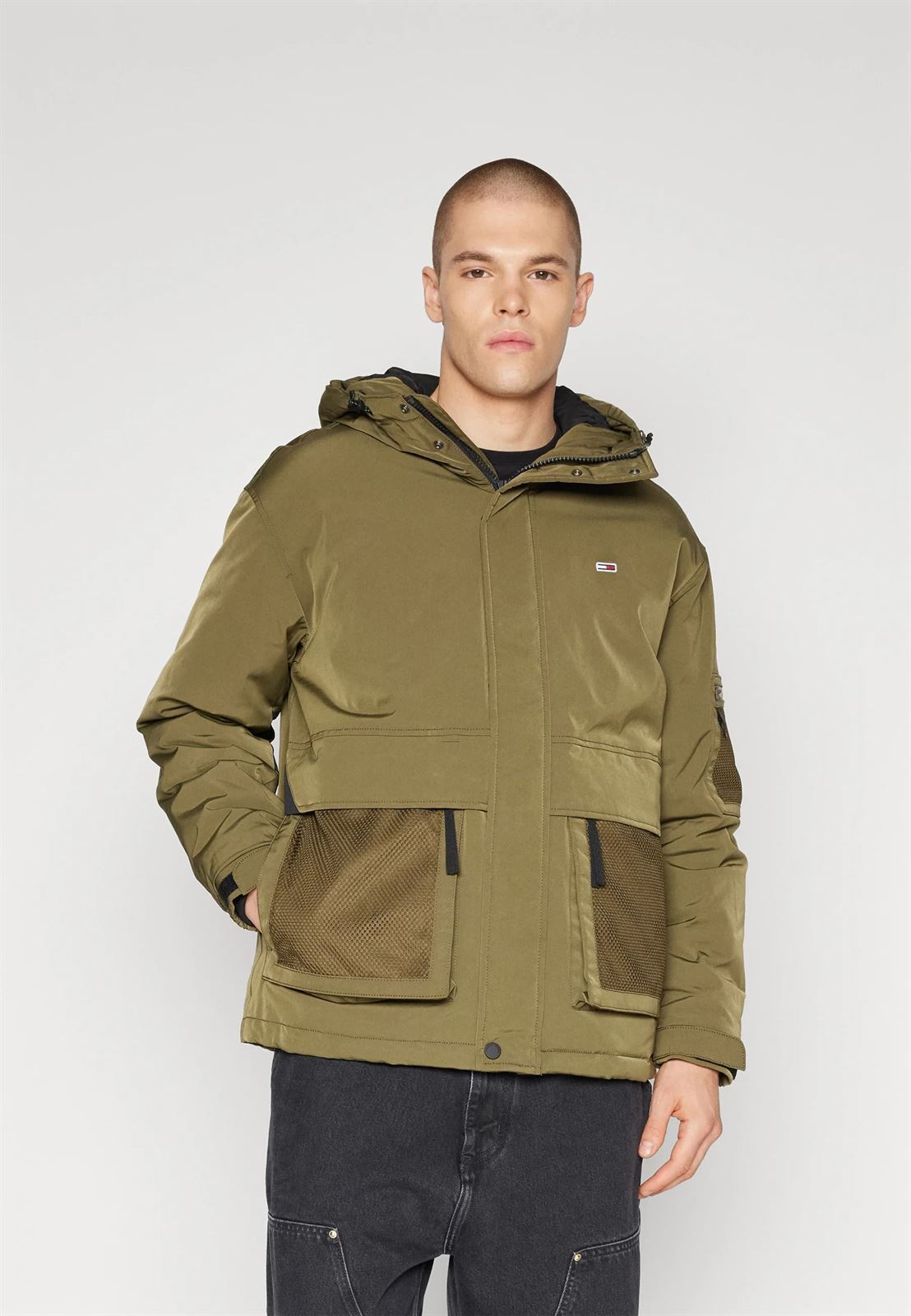 Cazadora TOMMY JEANS DM0DM17225MR1 Tech Jacket drab olive green - Imagen 1