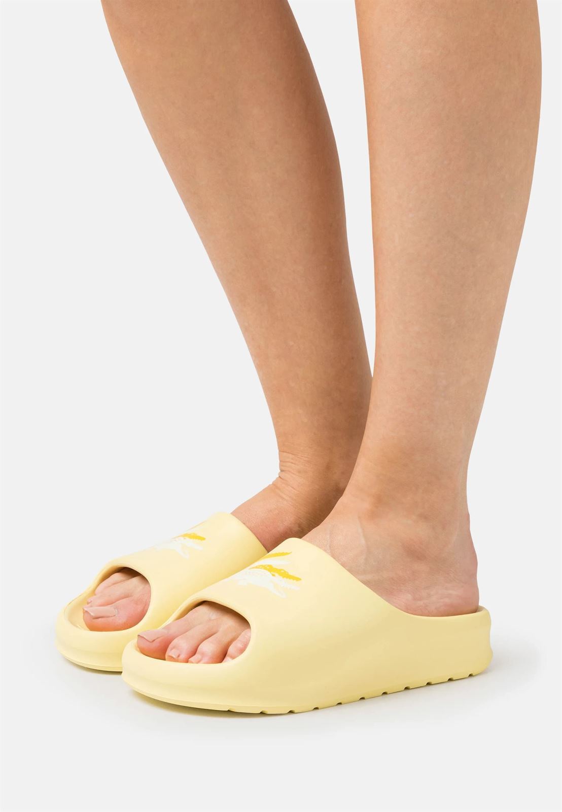 Chanclas LACOSTE Serve Slide 2.0 45CFA0005 AA5 yellow - Imagen 1