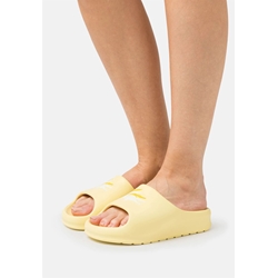 Chanclas LACOSTE Serve Slide 2.0 45CFA0005 AA5 yellow - Imagen 1