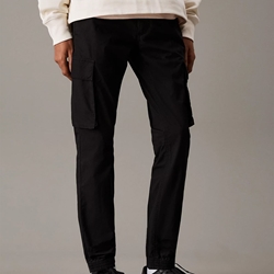 Pantalón cargo Calvin Klein Jeans J30J327614 BEH ck black - Imagen 1