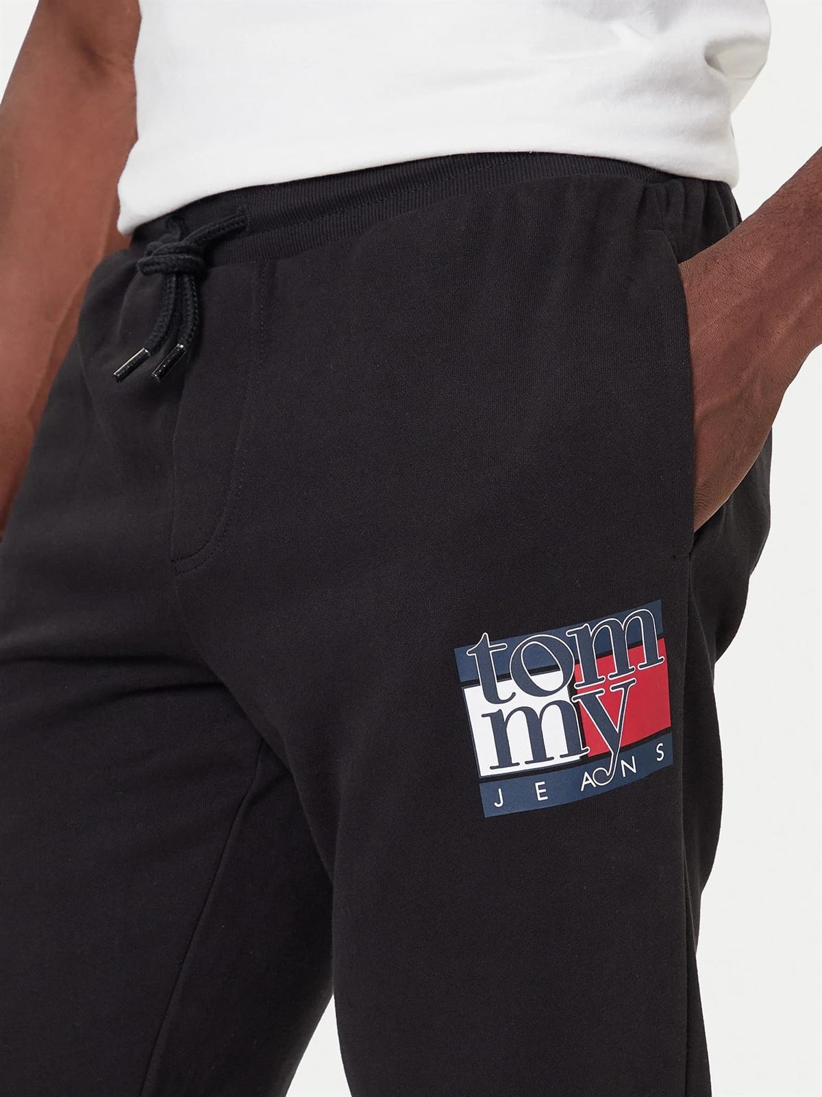 Pantalón Tommy Jeans DM0DM22094 BDS BLACK - Imagen 4