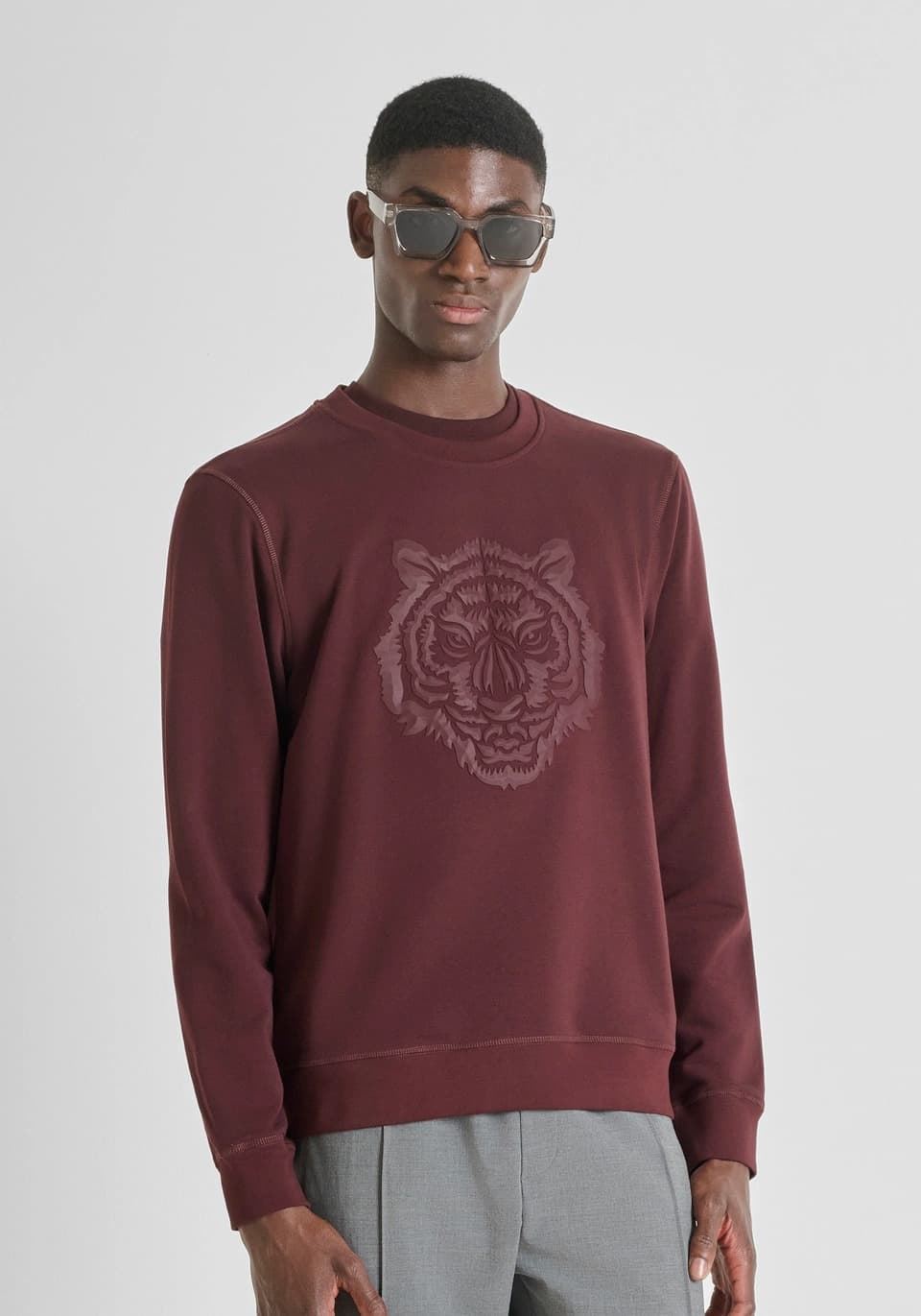 Sudadera Antony Morato Regular Fit Cereza Oscura MMFL01088 FA150222 5105 - Imagen 3