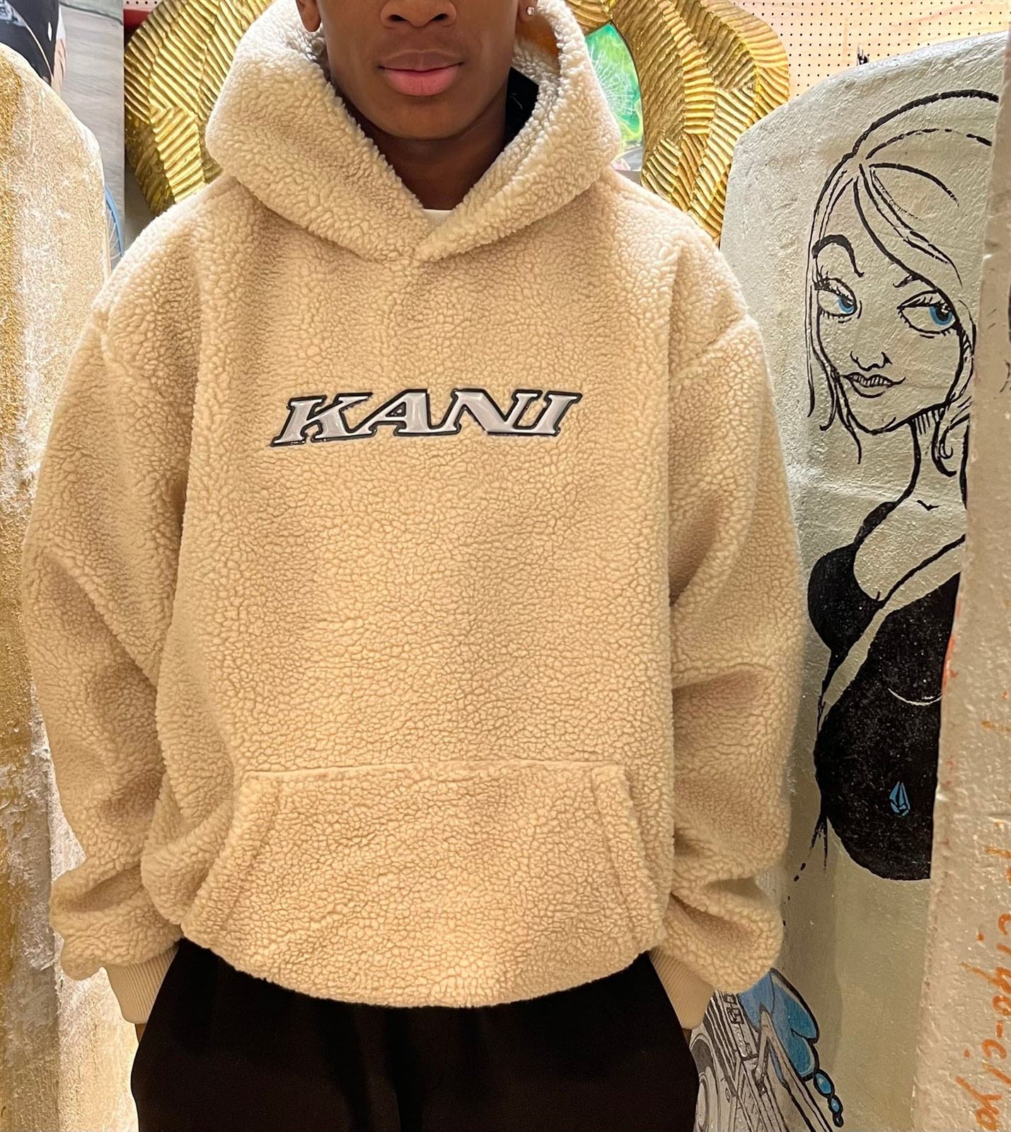 Sudadera Karl Kani Silver Teddy Beige KA9204 PD00007583 - Imagen 1