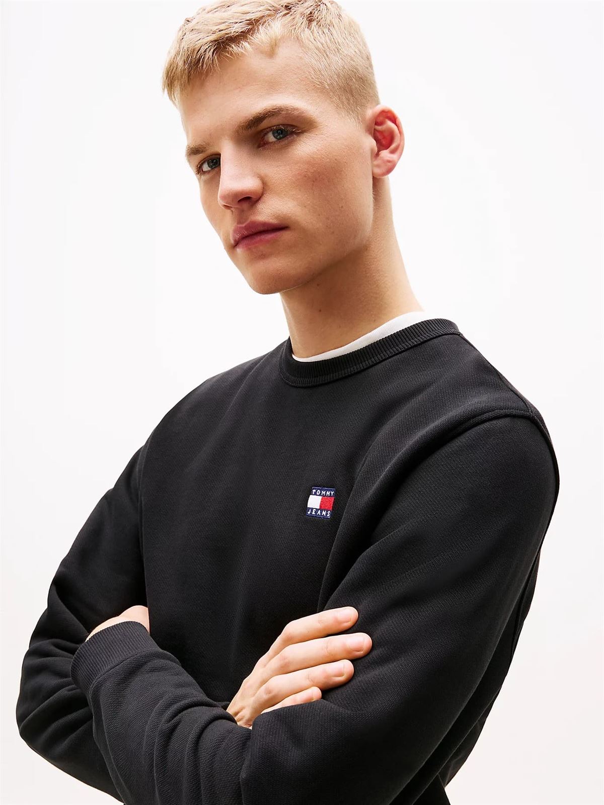 Sudadera Tommy Jeans Tjm Reg Badge Crew Black DM0DM20660 BDS - Imagen 2