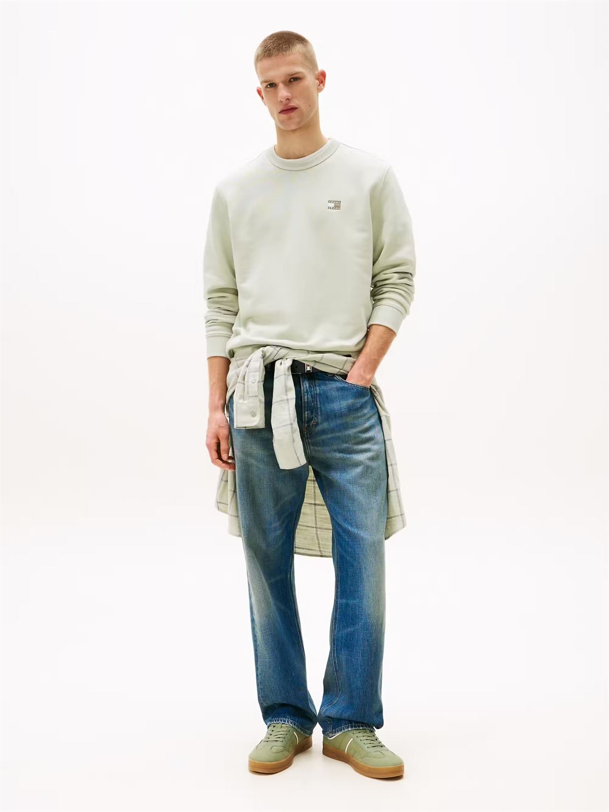 Sudadera Tommy Jeans TJM Reg Badge Crew Misty Sage Tonal DM0DM20660 M1C - Imagen 4