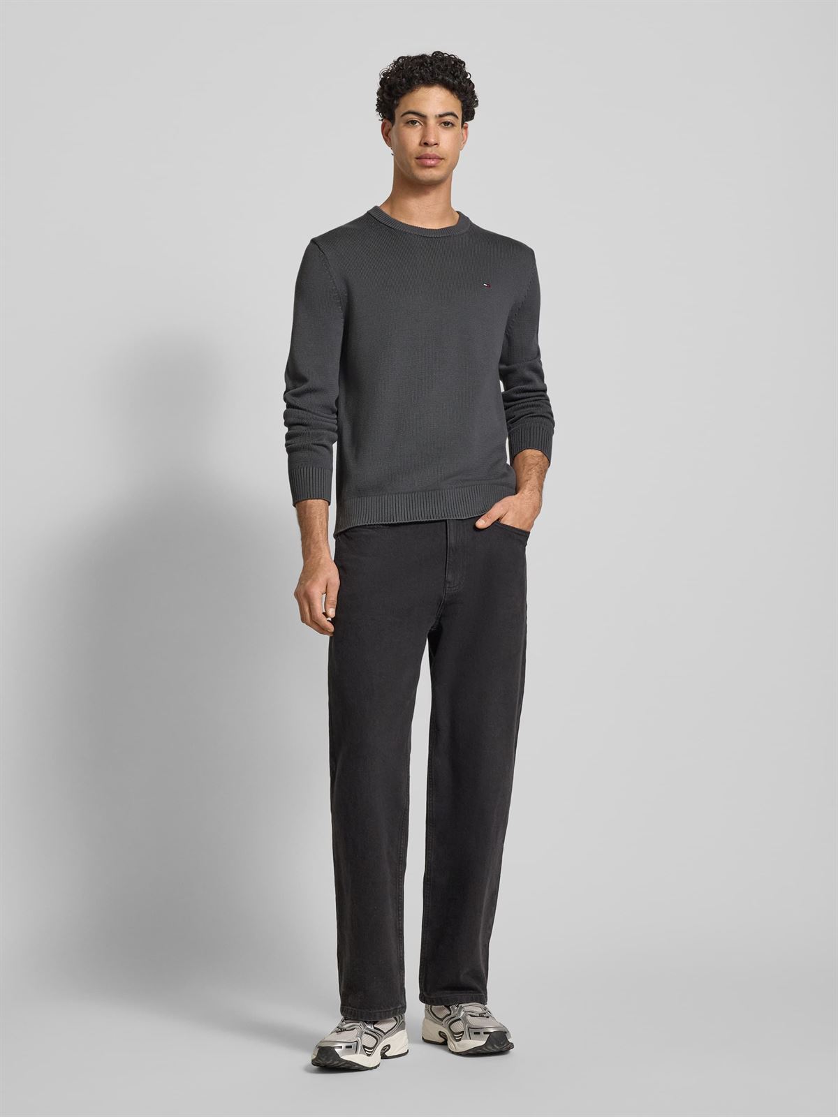 Sueter TOMMY JEANS DM0DM21787 PT2 Washed Black - Imagen 2